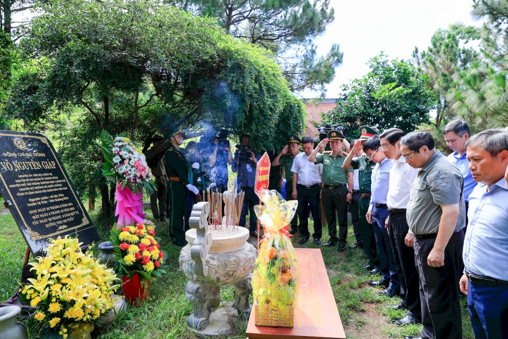Du khách không tự ý mang hương hoa, lễ vật từ bên ngoài vào